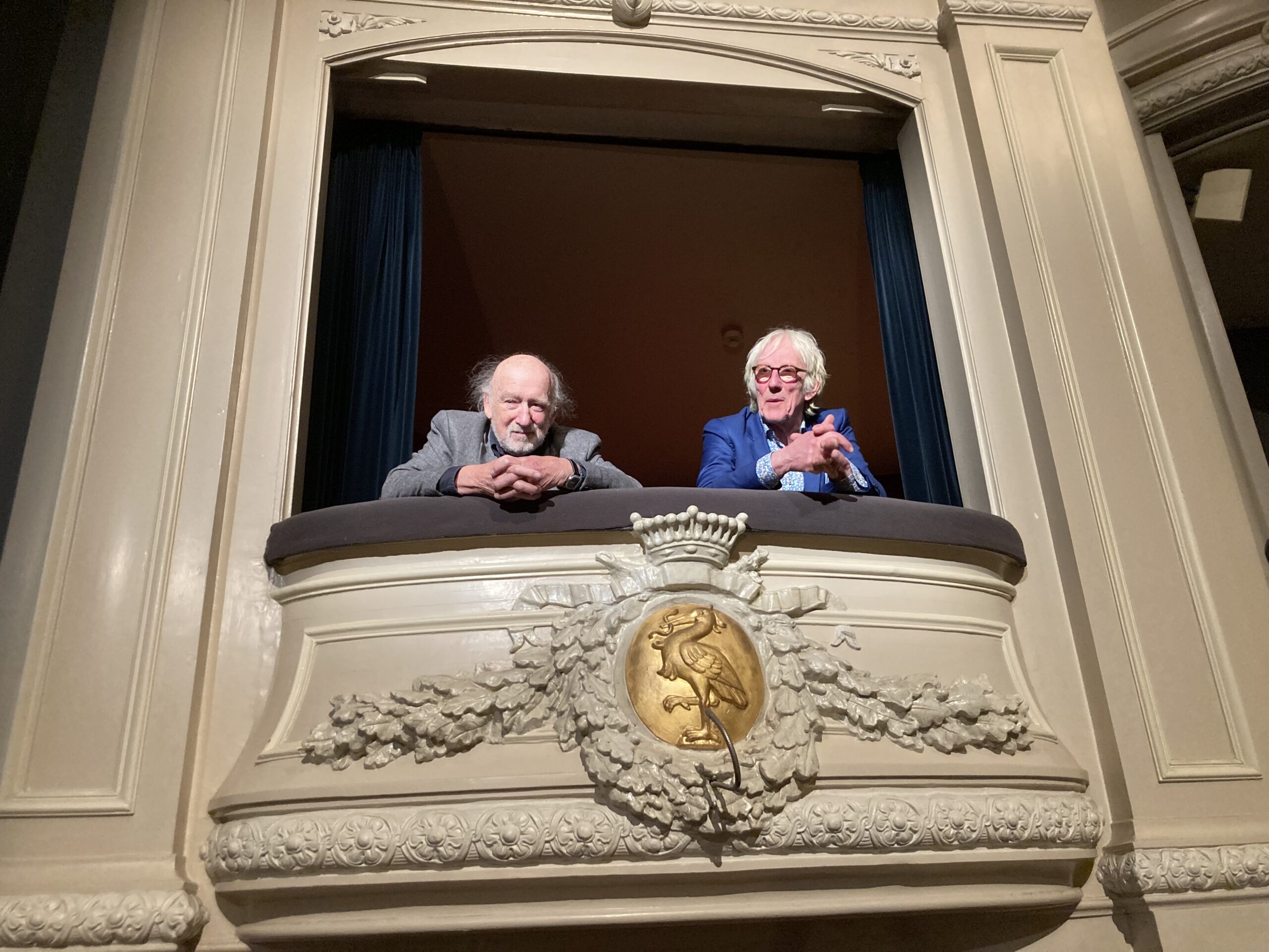 Hans Croiset en Freek de Jonge in de loge van de Koninklijke Schouwburg.